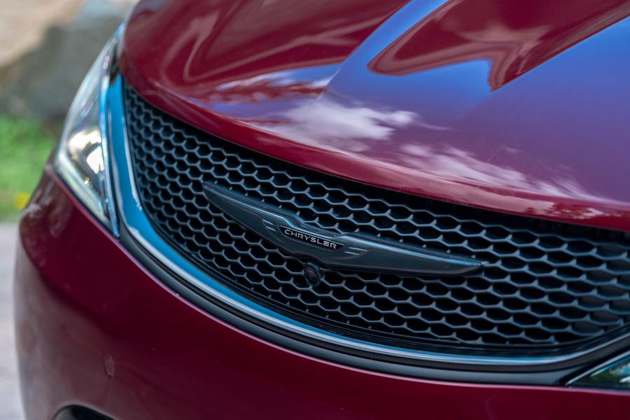 Детали экстерьера Chrysler Pacifica Limited 35th Anniversary (RU) 2019 года  (фото 8 из 13)